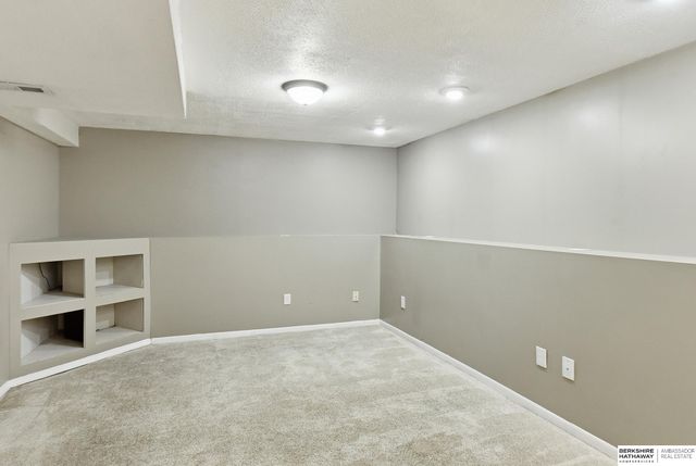 8222 Gold Street, Omaha, NE 68124