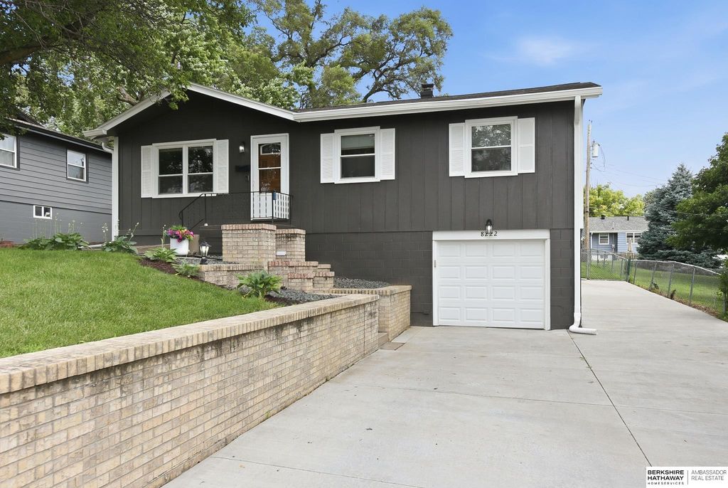8222 Gold Street, Omaha, NE 68124