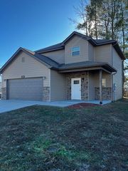 104 CHAIRMAN DR, Columbia, MO 65203