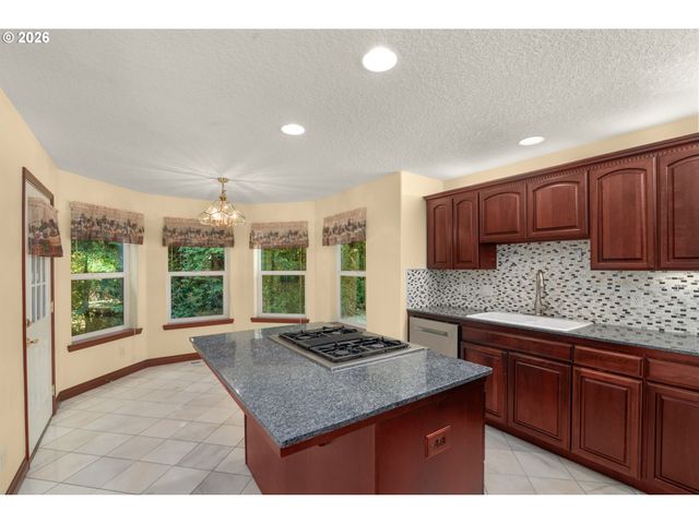 534 Ne SOUTH SHORE Rd, Portland, OR 97211