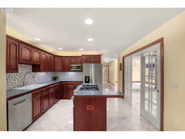 534 Ne SOUTH SHORE Rd, Portland, OR 97211