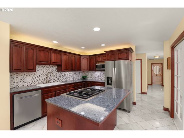 534 Ne SOUTH SHORE Rd, Portland, OR 97211