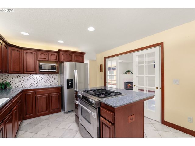 534 Ne SOUTH SHORE Rd, Portland, OR 97211