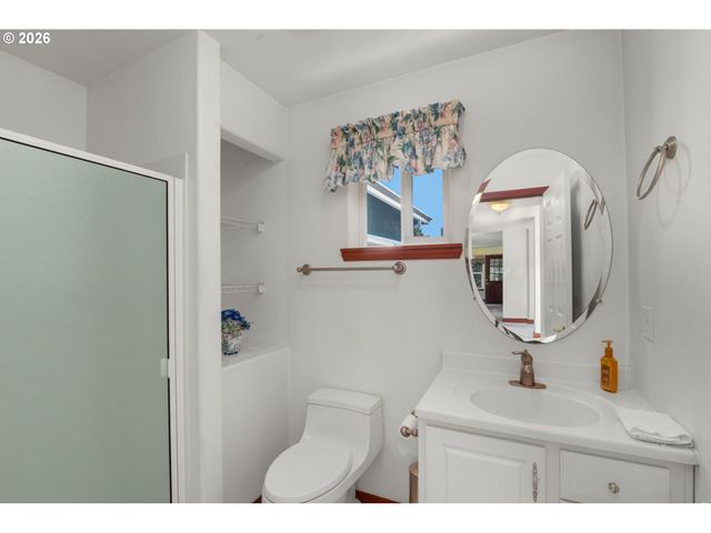 534 Ne SOUTH SHORE Rd, Portland, OR 97211