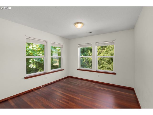 534 Ne SOUTH SHORE Rd, Portland, OR 97211