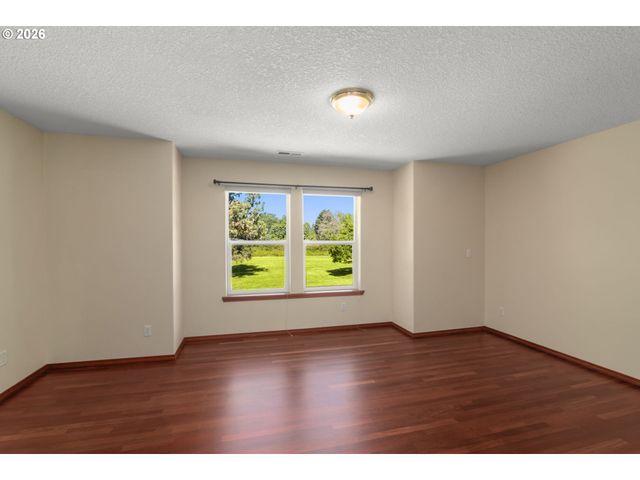 534 Ne SOUTH SHORE Rd, Portland, OR 97211
