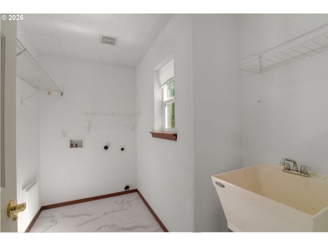 534 Ne SOUTH SHORE Rd, Portland, OR 97211