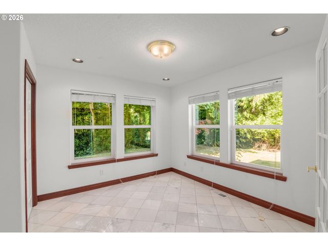 534 Ne SOUTH SHORE Rd, Portland, OR 97211