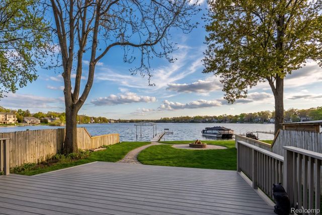 3506 Union Lake Road, Commerce Charter Township, MI 48382