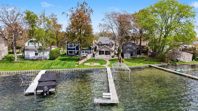 3506 Union Lake Road, Commerce Charter Township, MI 48382