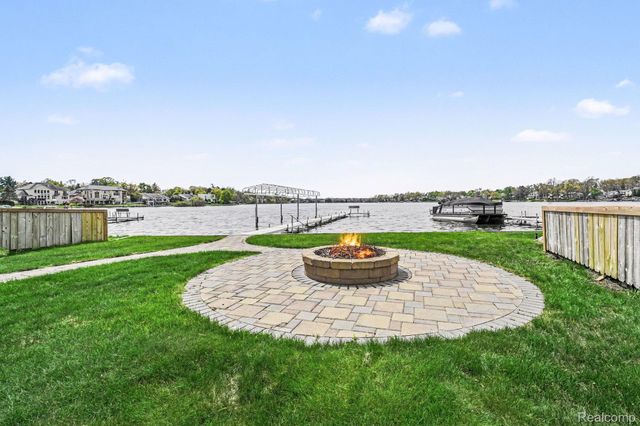 3506 Union Lake Road, Commerce Charter Township, MI 48382