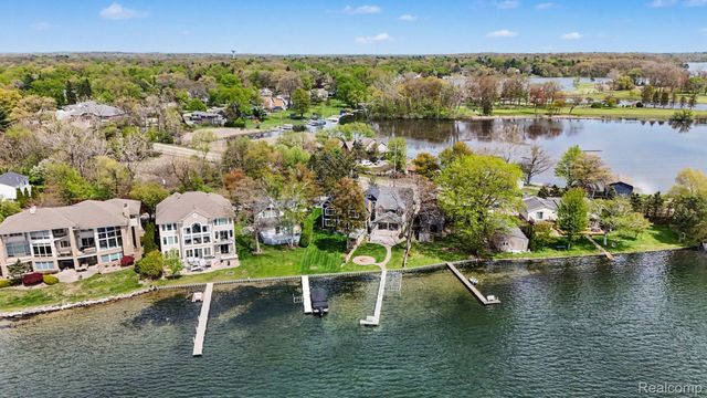 3506 Union Lake Road, Commerce Charter Township, MI 48382