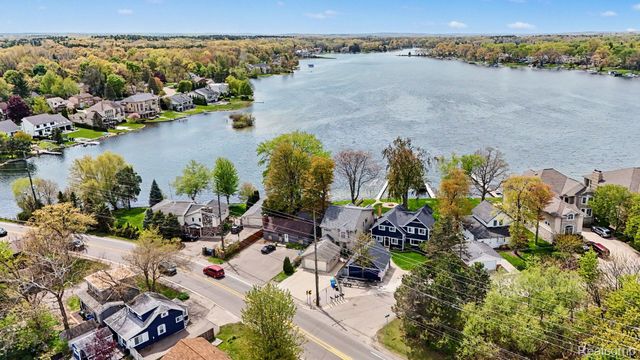 3506 Union Lake Road, Commerce Charter Township, MI 48382
