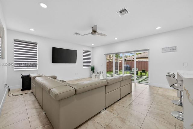 1033 NE 35th Ave, Homestead, FL 33033