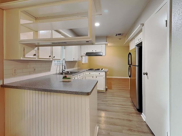 743 S Iowa Avenue, League City, TX 77573