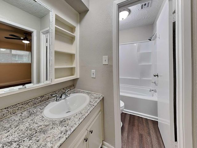 743 S Iowa Avenue, League City, TX 77573