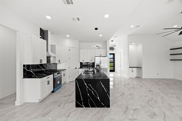 1515 Waco St, Dayton, TX 77535