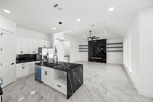 1515 Waco St, Dayton, TX 77535