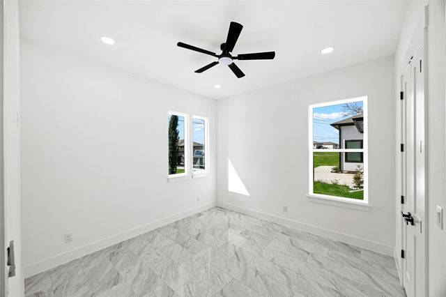 1515 Waco St, Dayton, TX 77535