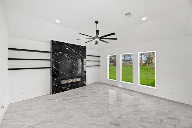 1515 Waco St, Dayton, TX 77535