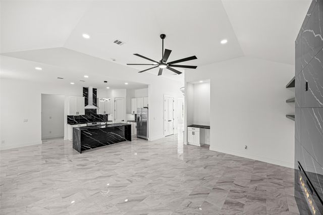 1515 Waco St, Dayton, TX 77535