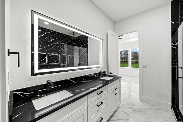 1515 Waco St, Dayton, TX 77535