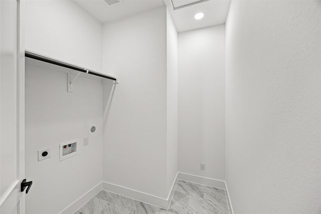 1515 Waco St, Dayton, TX 77535