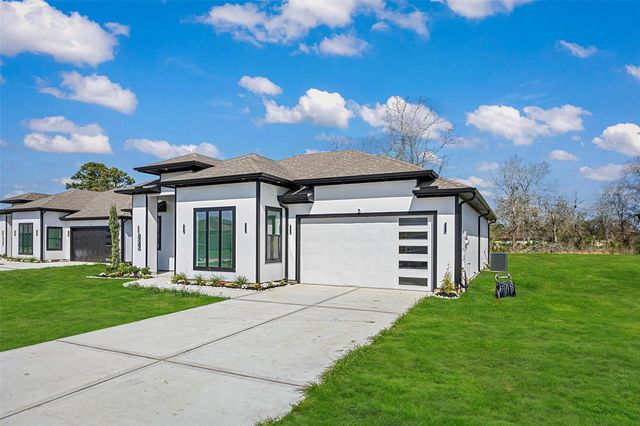 1515 Waco St, Dayton, TX 77535