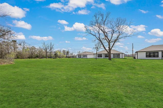 1515 Waco St, Dayton, TX 77535