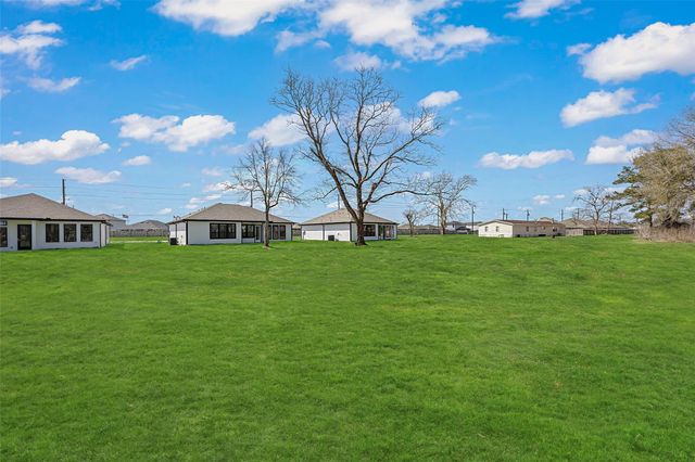 1515 Waco St, Dayton, TX 77535