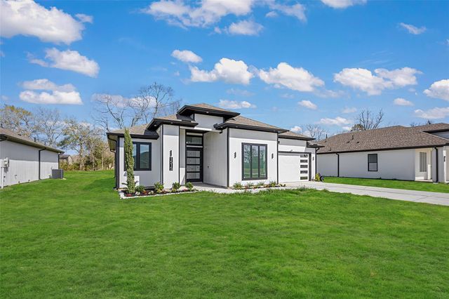 1515 Waco St, Dayton, TX 77535