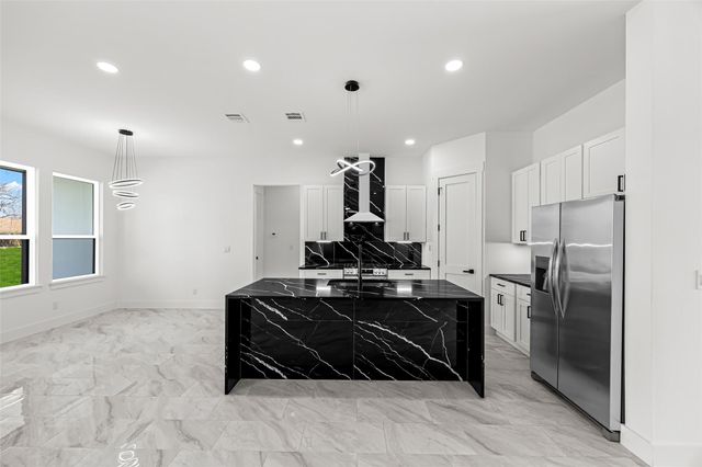 1515 Waco St, Dayton, TX 77535