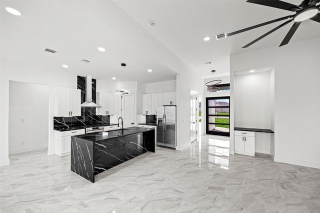 1515 Waco St, Dayton, TX 77535