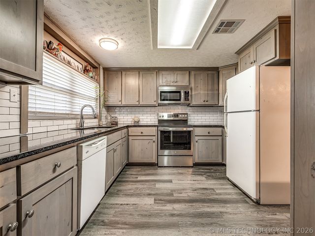 32033 E 695 Way, Wagoner, OK 74467