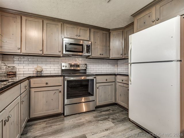 32033 E 695 Way, Wagoner, OK 74467