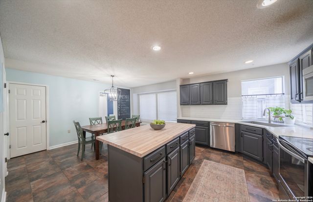 2435 Pendant Oak, San Antonio, TX 78232