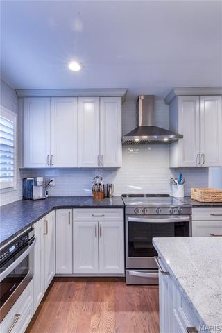 745 Haw Thicket Lane, St Louis, MO 63131