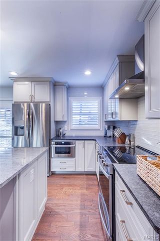 745 Haw Thicket Lane, St Louis, MO 63131
