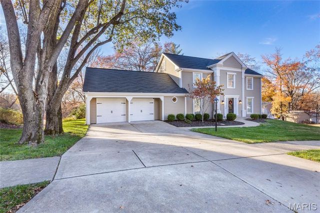 745 Haw Thicket Lane, St Louis, MO 63131