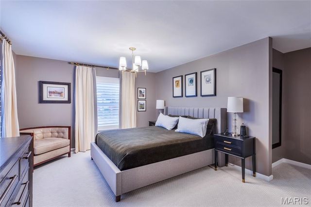 745 Haw Thicket Lane, St Louis, MO 63131