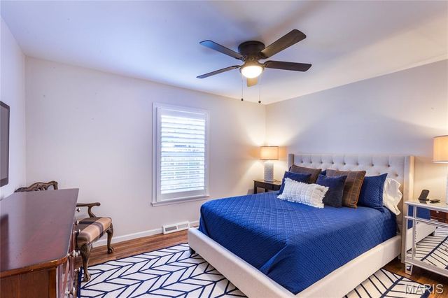 745 Haw Thicket Lane, St Louis, MO 63131
