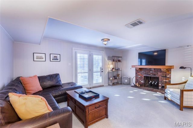 745 Haw Thicket Lane, St Louis, MO 63131
