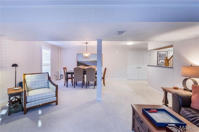 745 Haw Thicket Lane, St Louis, MO 63131