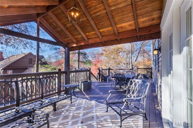 745 Haw Thicket Lane, St Louis, MO 63131
