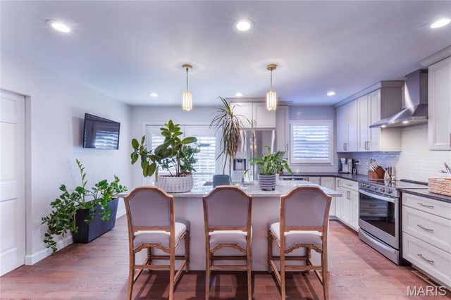 745 Haw Thicket Lane, St Louis, MO 63131