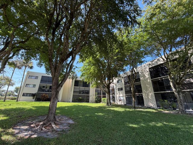 5220 Las Verdes Circle 317, Delray Beach, FL 33484