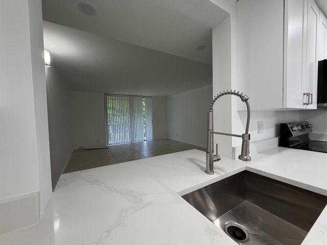 5220 Las Verdes Circle 317, Delray Beach, FL 33484