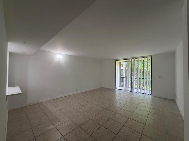 5220 Las Verdes Circle 317, Delray Beach, FL 33484