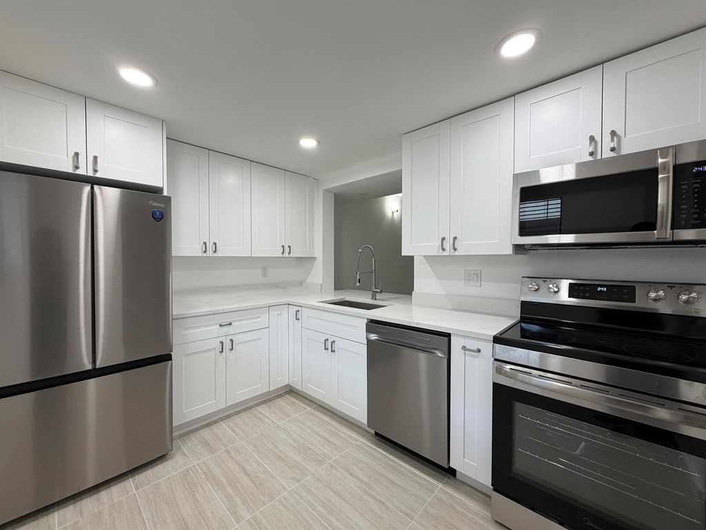 5220 Las Verdes Circle 317, Delray Beach, FL 33484