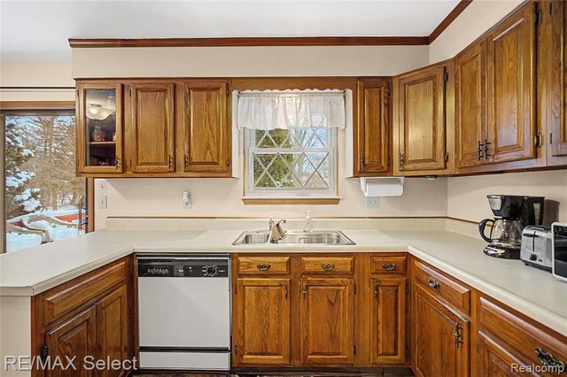 2492 W Maple Avenue, Flint, MI 48507